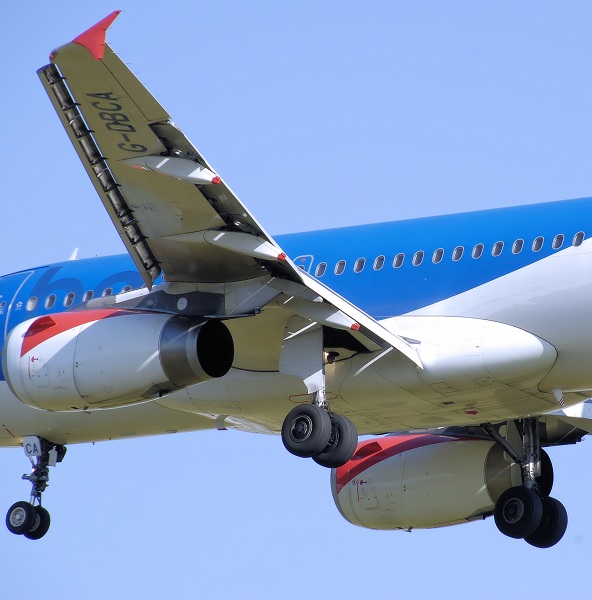  L’aile d’un BMI Airbus A319-100 atterrissant. Le bec du bord d’attaque et le volet de bord de fuite sont étendus. 